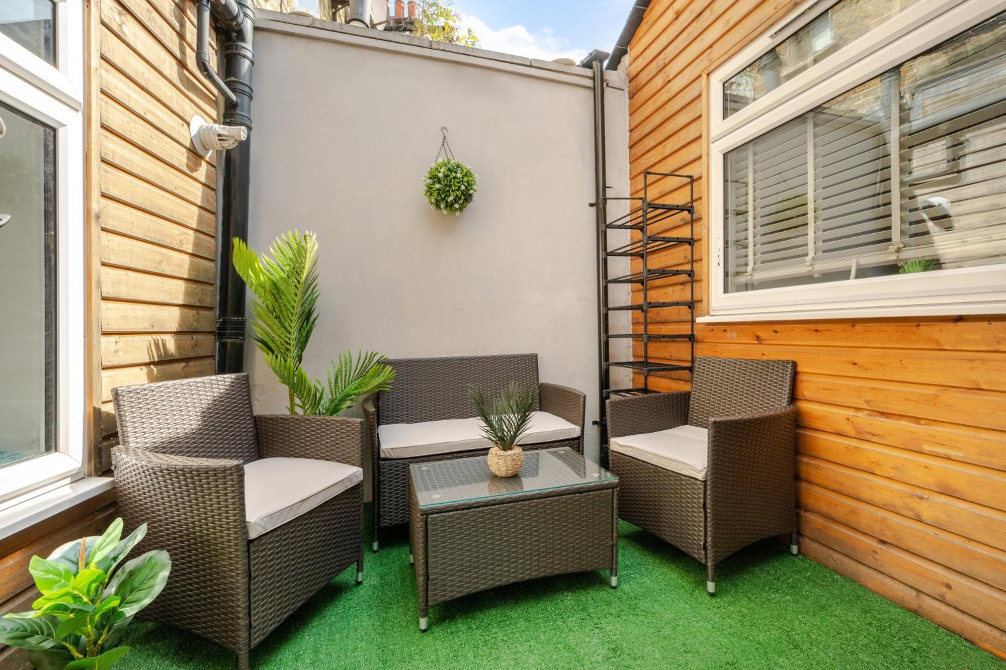 Stylish Two Bedroom Apartment By Central London With Garden Exterior photo